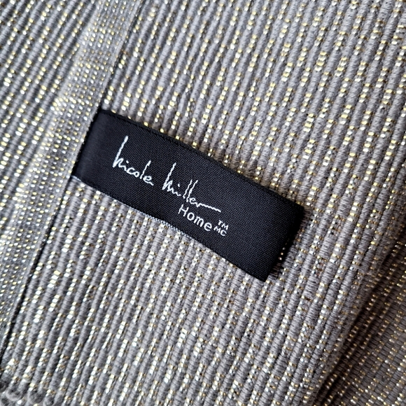 🍒NWOT🍒 NICOLE MILLER METALLIC TABLE RUNNER - Picture 3 of 4